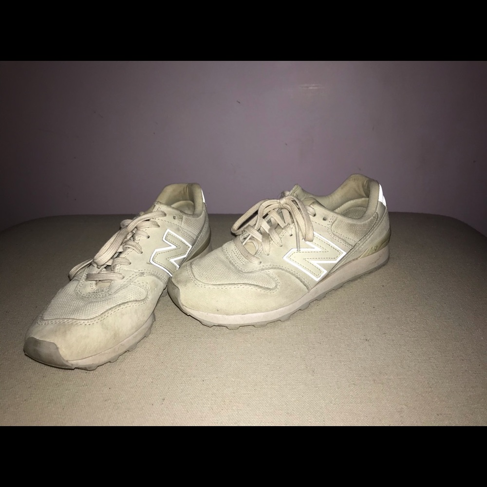 New Balance cream/white tennis shoes
